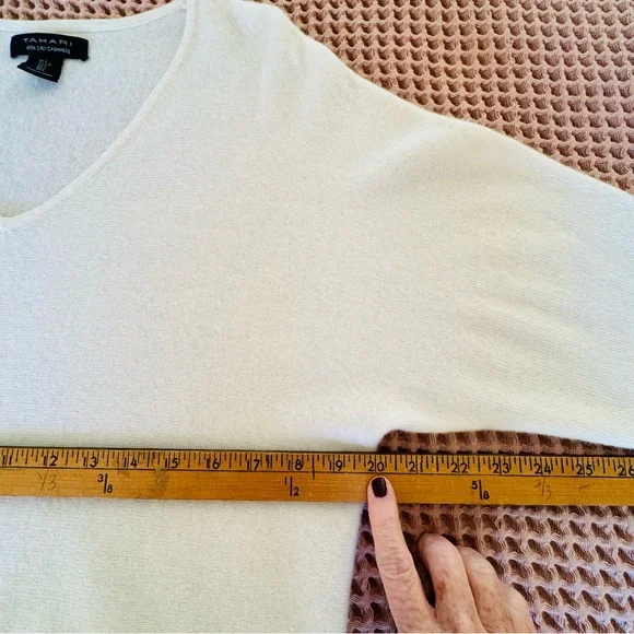 TAHARI 100% 2 Ply Cashmere V-Neck Sweater Cream L - Picture 10 of 13